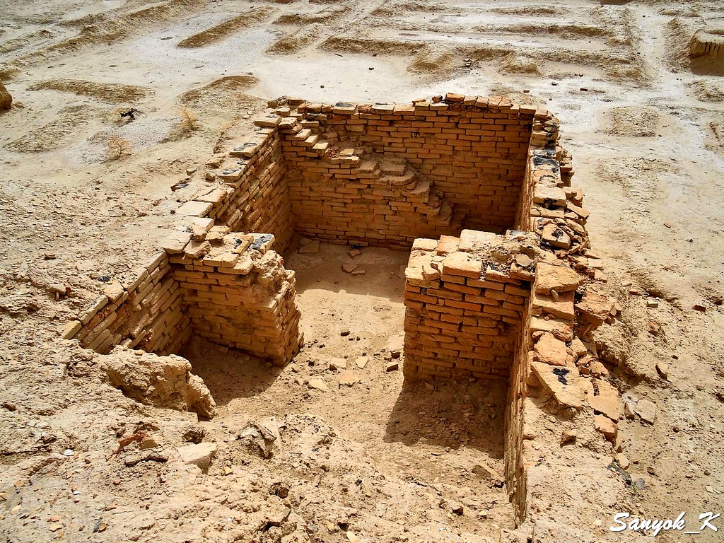 4 Samawah Warka Uruk Excavations near Ziggurat Cамава Варка Урук Раскопки